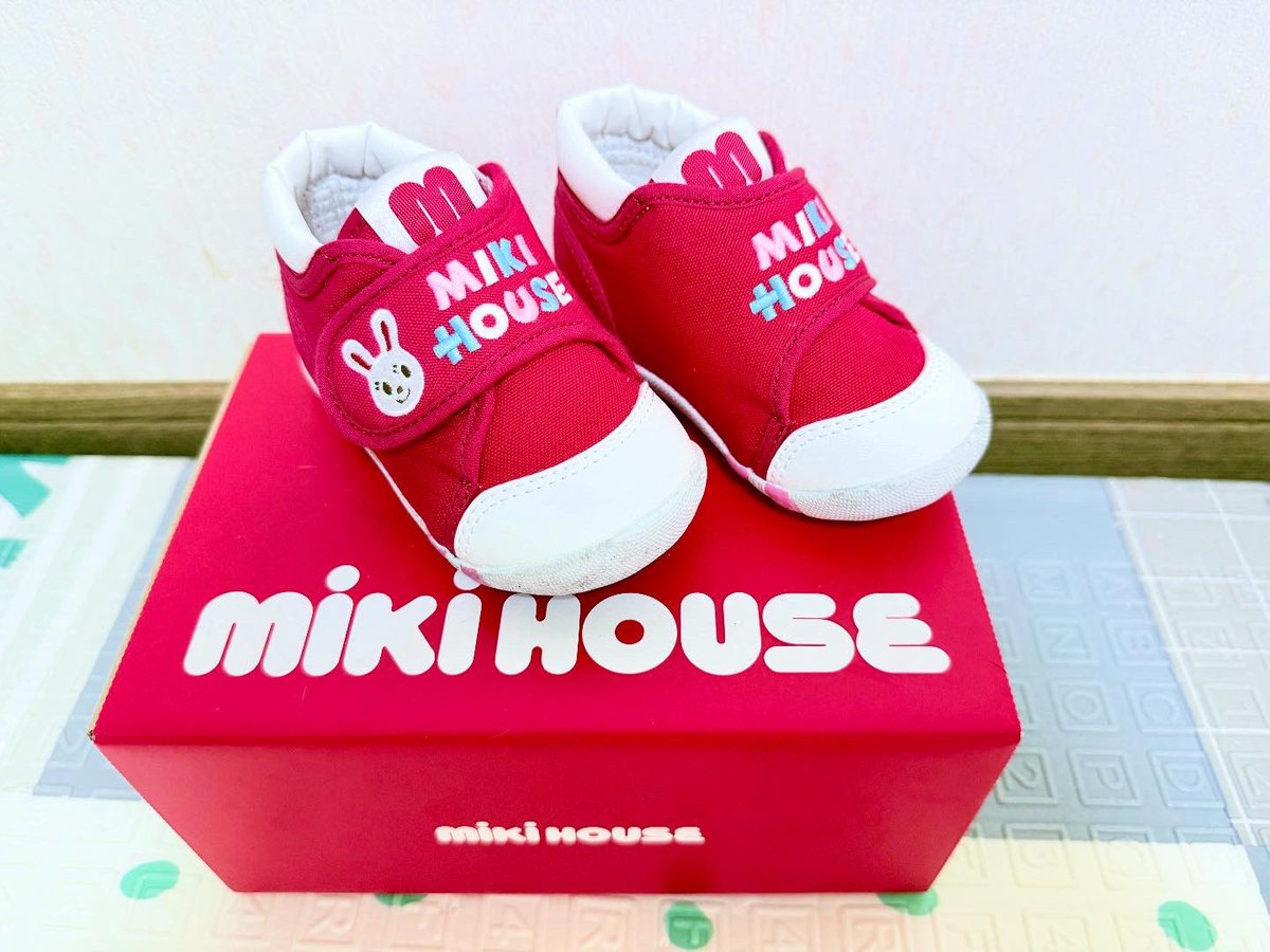 Belle_329's tweet photo. ばぁばに買ってもらったファーストシューズ💕可愛すぎるっ🥰

昨日は初めてお靴を履いてあんよでお散歩デビュー🐾

最初はお散歩を嫌がるワンちゃん🐶みたいに座り込んで泣いていたけど、帰り際は手を繋いで(手繋ぐのはほぼ嫌がってたけど)歩けました(❁´ω`❁) https://t.co/rb3sv8lRYF