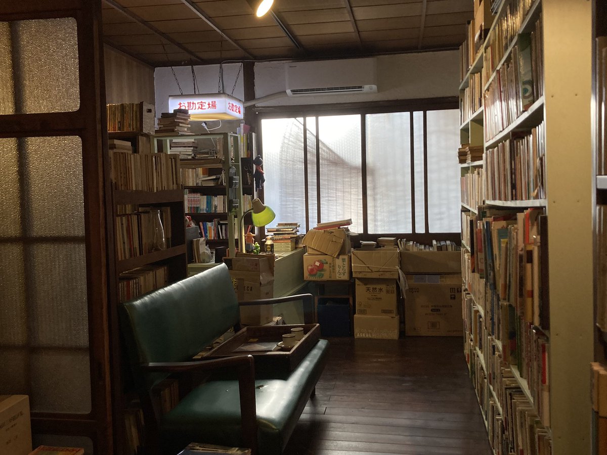 本日もオープンしました
12:00-18:00.

積み上がった古本は
隙間にひとまず押しこんだ形に。
まだまだいい本、沢山あります。

今日は季節外れの暑さです。
皆さま体調には気をつけて。