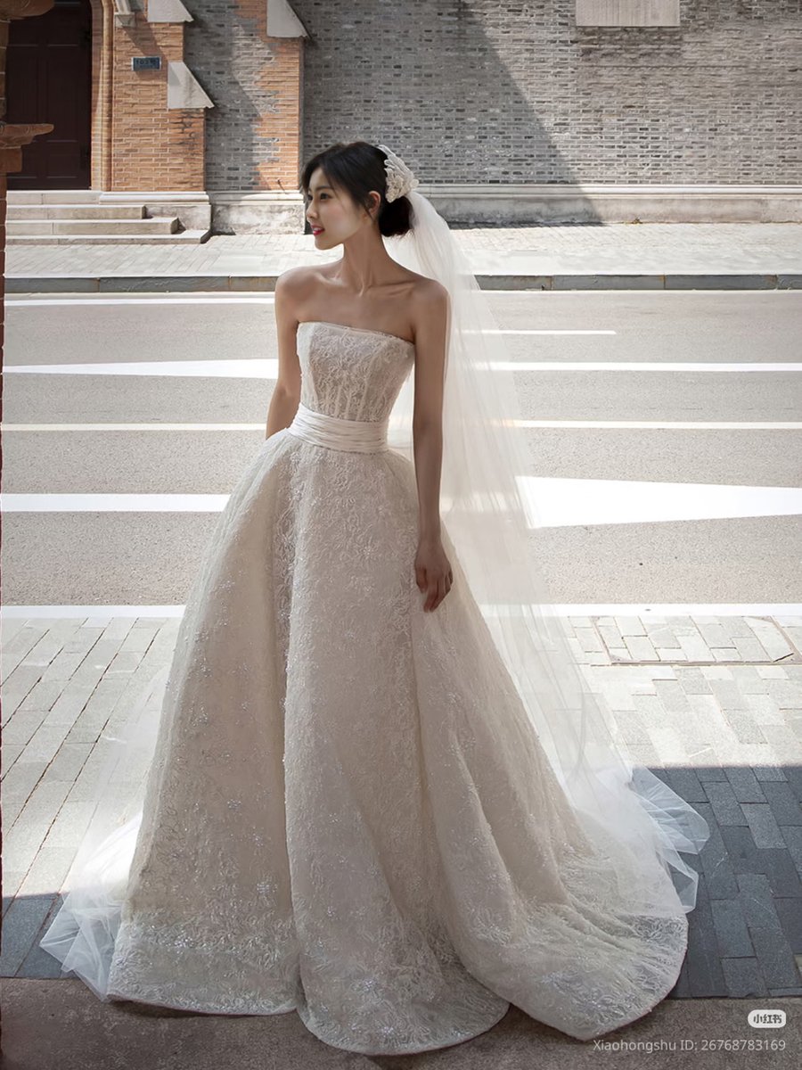 ㅤㅤ
ㅤㅤ
Saat ini, Kanaka tengah berdiri di jalur pejalan kaki, dengan tubuh yang dimiringkan, menatap ke arah kiri. Pemotretan kali ini memang sengaja dilakukan agar Kanaka tidak melihat ke arah kamera, melainkan menatap ke arah lain,
ㅤㅤ
ㅤㅤ