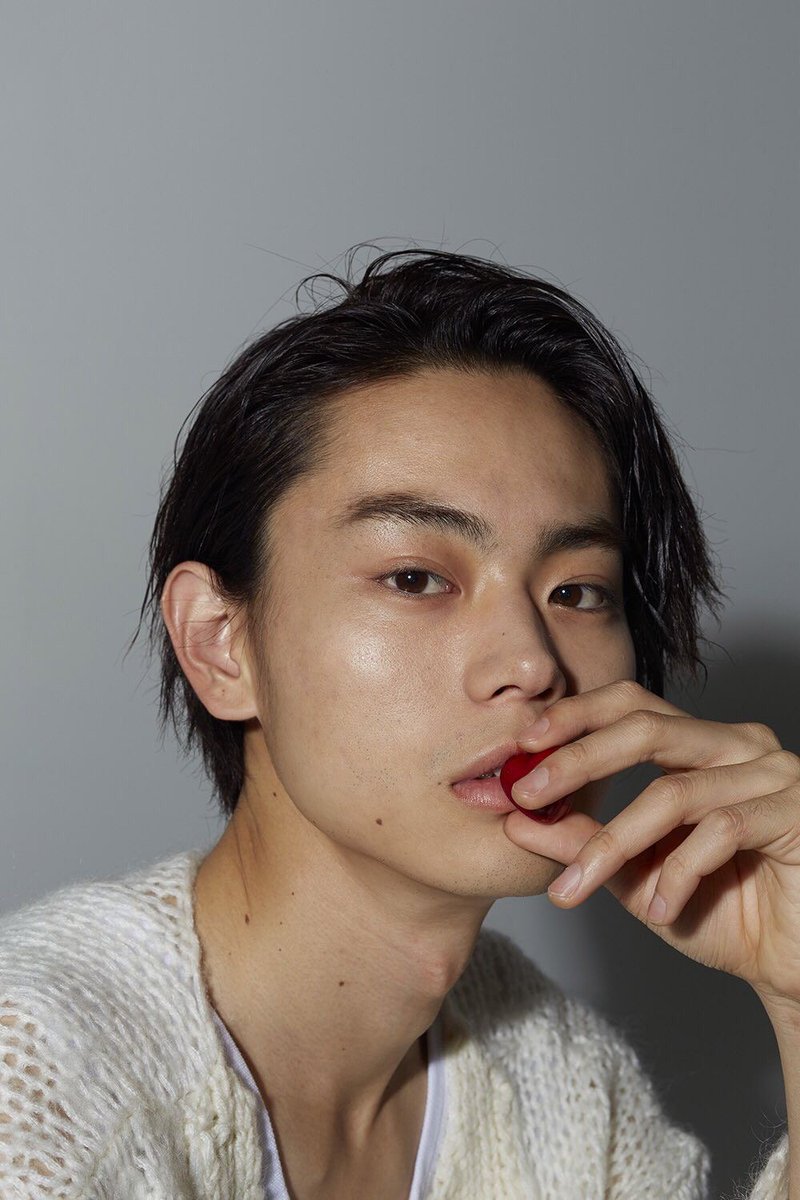 菅田将暉さんって、
どんな髪型でも“その人らしさ”が崩れない。

クセ毛っぽい質感も、ラフな束感も、
まるで空気まで味方につけてるよう。

実はこの“無造作”こそ、計算されたバランス。トップの動きと前髪の重さで、
抜け感と深みが共存してる。

役ごとに全く違う姿を見せても、