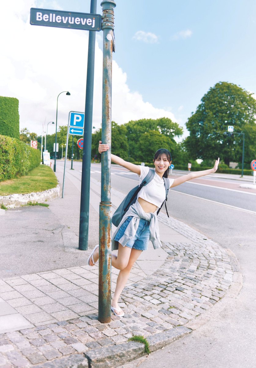 日向坂46河田陽菜、枕抱きしめ上目遣い 2nd写真集「テイクオフ」裏表紙