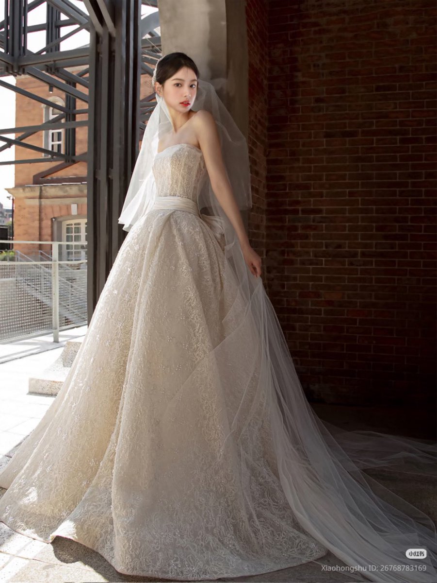 ㅤㅤ
ㅤㅤ
Kanaka bergerak lagi, masih di depan dinding berbatu bata itu, melakukan gerakan yang berbeda dari sebelumnya, dengan kepala yang ia arahkan ke arah kanan, sedikit ditundukkan dengan tangannya yang meraih ujung gaun dan tudungnya untuk sedikit dilebarkan.
ㅤㅤ
ㅤㅤ