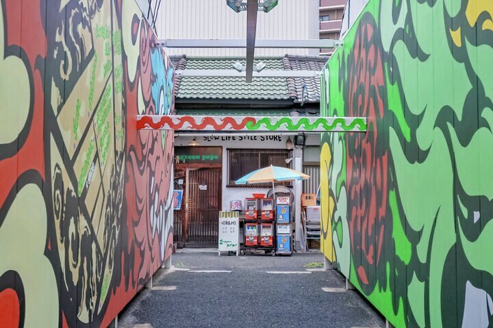 アートな壁画が描かれたアーチをくぐり抜けると出会える「green pepe