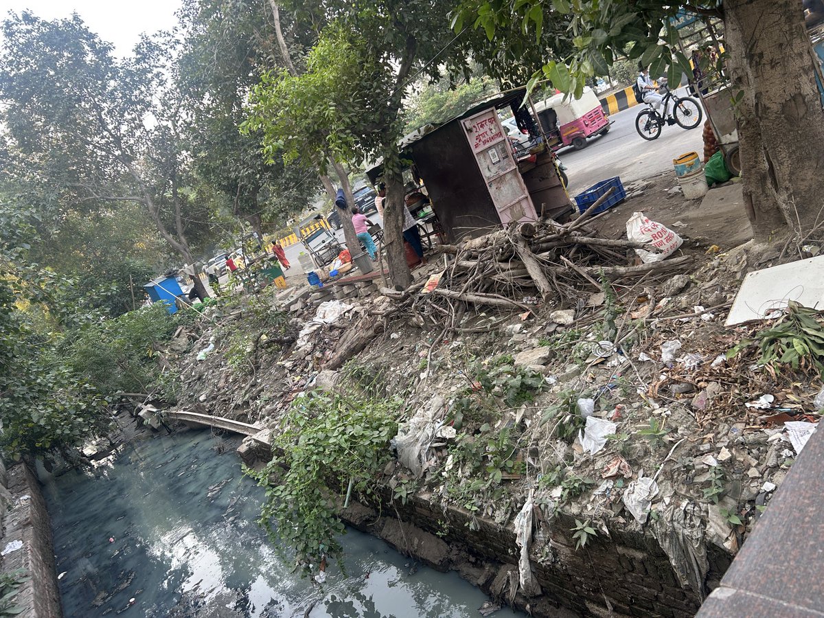 hearing_connect's tweet photo. @myogiadityanath @myogiadityanath @SwachhBharatGov @MoHUA_India @UPGovt @SBM_UP @NagarVikas_UP @dm_ghaziabad #Ghaziabad311 #CleanIndia #SwachhBharat 
Yogi ji ke Indirapuram aane se pehle saaf safai ka kaam chal raha hai but hospital ke samne hamari society Pinnacle Tower ki Pics https://t.co/KE8zYb098v