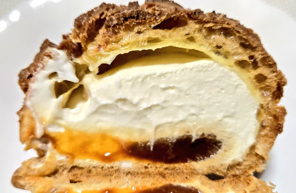 【生キャラメルクッキーシュー】
ローソン 275円 320kcal
5.0
外のクッキー生地のさっくさっく感半端なく食感だけでもううまい
更に生地は香ばしいキャラメルの風味がして
中のすっきり口溶け滑らかなホイップと甘香ばしくビターなキャラメルソースと一体感があり
存分キャラメル味わえ
めちゃうま