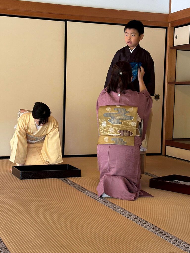 kokura_castle's tweet photo. 【参加者募集】

11月16日（日）に小倉城庭園で開催する「小笠原流 袴着の祝い」と「帯直しの祝い」を体験する5歳の男の子と7歳の女の子を募集します。

この袴着・帯直しの祝いは、現代の七五三の起源となった伝統的な儀式で、小笠原流の古くからの作法に従って行われます。

https://t.co/yqdMBJGLco https://t.co/W322reX8XQ