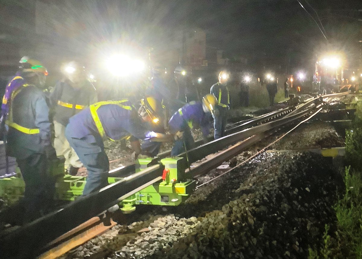 algo_artis's tweet image. 🚃 #鉄道の日 に寄せて
1番は「何も起こらない」こと。

良い計画が、安全な鉄道を支えている。
私たちが当たり前のように乗る電車の裏には、
目に見えないたくさんの努力と、
それを支える綿密な計画があります。

線路の保守計画にAIソリューション導入を進める
JR東日本グループ…