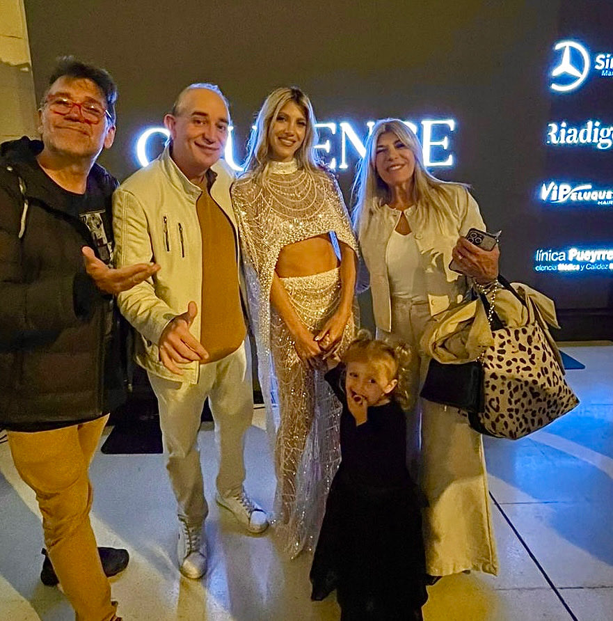 MAGOSINDIENTES's tweet image. Con la genia de @caleruggeri y familia luego del #Desfile en #Aldrey #MarDelplata