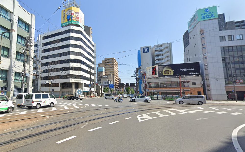it_lecture's tweet image. 手押し車を押した高齢者がゆっくりと道路を斜め横断。
途中で何度も車輪がレールの段差に落ちては上げてを繰り返すので青信号の間に渡り切れない。
救いは自動車の信号が青になっても高齢者が渡りきるまで車は停まっていたこと。
街の高齢者や障がいを持った方にとって住みやすい街にはならない？