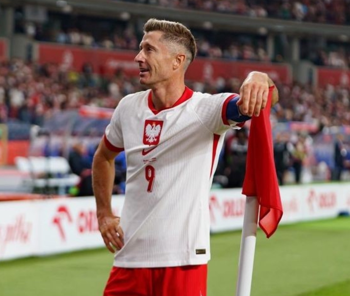 FabrizioRomano's tweet image. 🚨🇵🇱 Robert Lewandowski: “I’m not saying I’m a “victim” of my age, but… there are those who exploit that. I feel in excellent condition!”.
“I don’t expect to play 90 every match, and my view of football has changed a little, but when I’m on the field I know I can do great”.