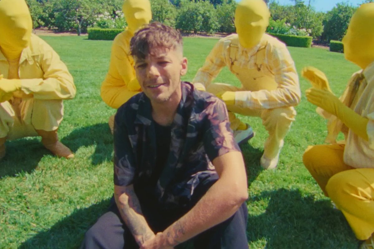 RollingStone's tweet photo. Louis Tomlinson Gets Stuck in a Lemon-Yellow Trance in Silly ‘Lemonade’ Video

Watch: https://t.co/kze44Ld6oR https://t.co/Ih0k3kglAX