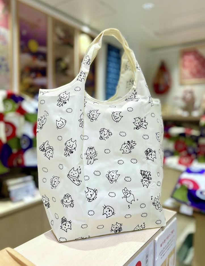 ＼今日は #鉄道の日🚃／

#日暮里駅 でしか手に入らない限定グッズをご紹介！

駅舎の看板を完全再現✨
・をかし楽市「あの看板がキーホルダーに!?西口ver.」

日暮里駅といえば  #にゃっぽり‼️
・New Days「お昼寝にゃっぽり アクリルバッジ」
・濱文様「エコトート 大」

日暮里街歩きの記念にぜひ！