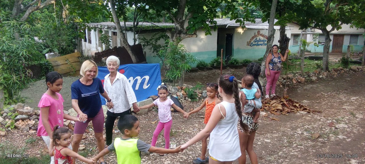 BjmMayari76360's tweet photo. Con mi Brigada en tu Comunidad en el barrio en trasformación Santa Rita en saludo a la jornada por la cultura cubana y el 21 Aniversario de la Brigada José Martí.
#21AñosBjm https://t.co/8HA45SA6BO