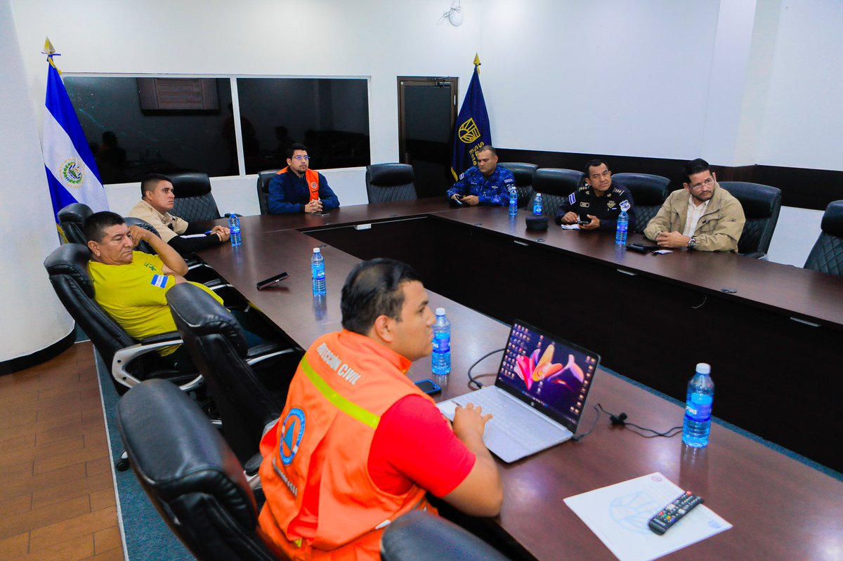 EliasseAragon25's tweet photo. Esta noche sostuvimos una importante reunión con las instituciones que conforman el Sistema Municipal de Protección Civil, donde, como presidente, coordiné las acciones preventivas y de respuesta ante la Alerta Naranja emitida a nivel nacional. 🌧

Nuestro principal objetivo es proteger la vida de las familias de San Salvador Este, manteniendo una comunicación constante y una atención inmediata ante cualquier emergencia que pueda presentarse.

#SSE #Nipromesasviejasniexcusasnuevas