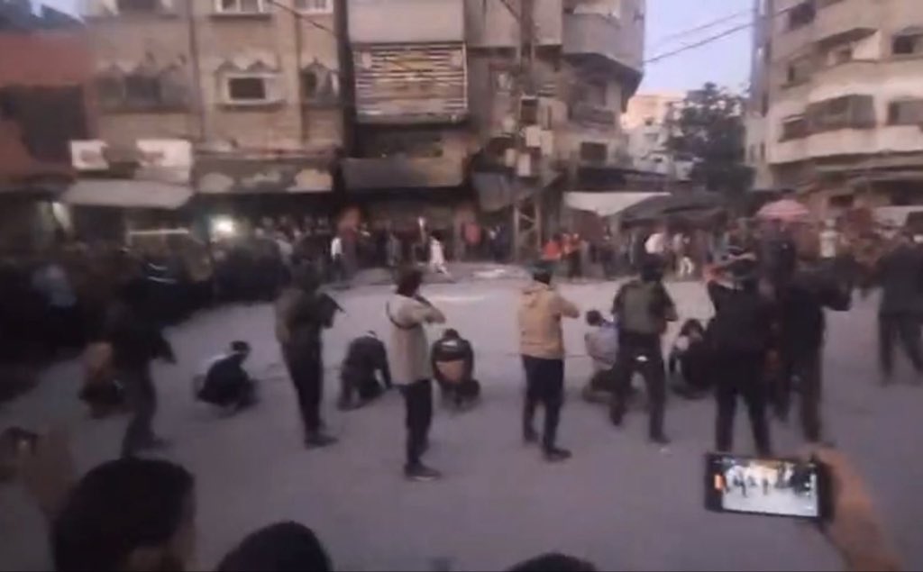 Security services in Gaza publicly execute Israel’s collaborators, who were recruited and used by the Israeli military to:
▪️steal aid
▪️attack starving aid seekers 
▪️destabilise internal front
▪️monopolise goods
▪️damage medical aid
▪️blackmail people 
▪️kidnap resistance