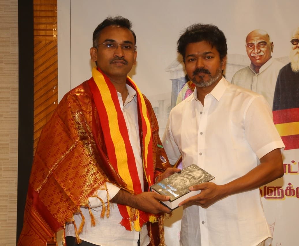 தமிழக வெற்றிக் கழகத்தின் கொள்கைப் பரப்பு பொதுச் செயலாளர் அன்பிற்குரிய <a href="/arunrajkg/">Arunraj</a> சார் அவர்களுக்கு இனிய பிறந்த நாள் நல்வாழ்துகள். உங்களுடைய அரசியல் பயணம் வெற்றிகரமாக அமைந்து மக்கள் பணிகளை சிறப்பாக மேற்கொள்ளவும், எல்லா நலமும் வளமும் பெறவும் அன்புடன் வாழ்த்துகள். 

<a href="/TVKVijayHQ/">TVK Vijay</a> |
