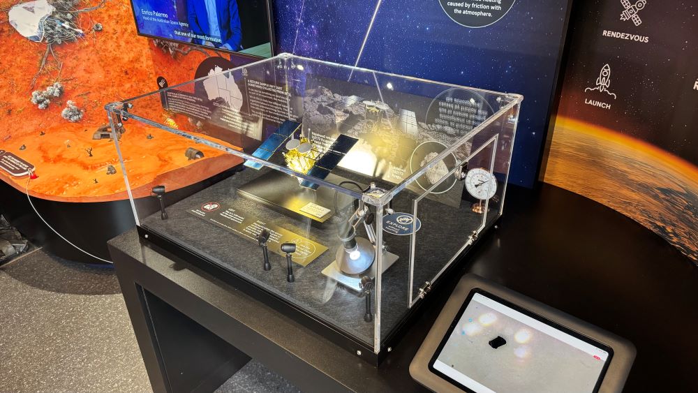 ISAS_JAXA_EN's tweet image. A grain from asteroid Ryugu is now on display at the Australian Space Discovery Centre in Adelaide, home of @AusSpaceAgency! The opening was attended by the South Australian Governor Adamson, Honorary Consul-General of Japan in Adelaide Wynn, ASA DG Palermo and ISAS DG Fujimoto.