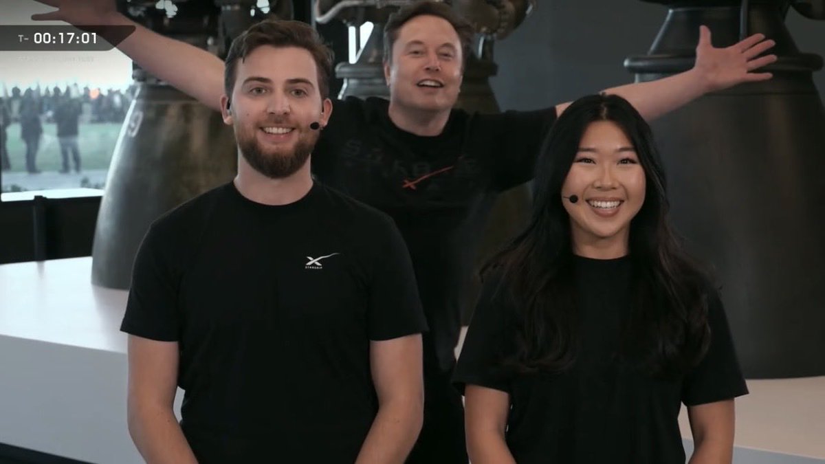 iam_smx's tweet image. Elon has become a photobomb 😂