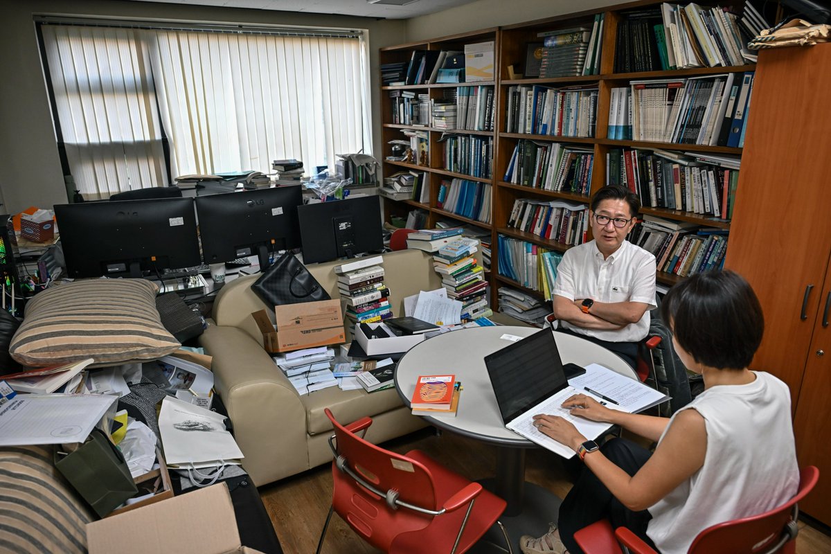 유성호 교수님 연구실 사진 보고 급 친근감(?) 느낌...소파는 소파인데 이제 사람은 못 앉는...