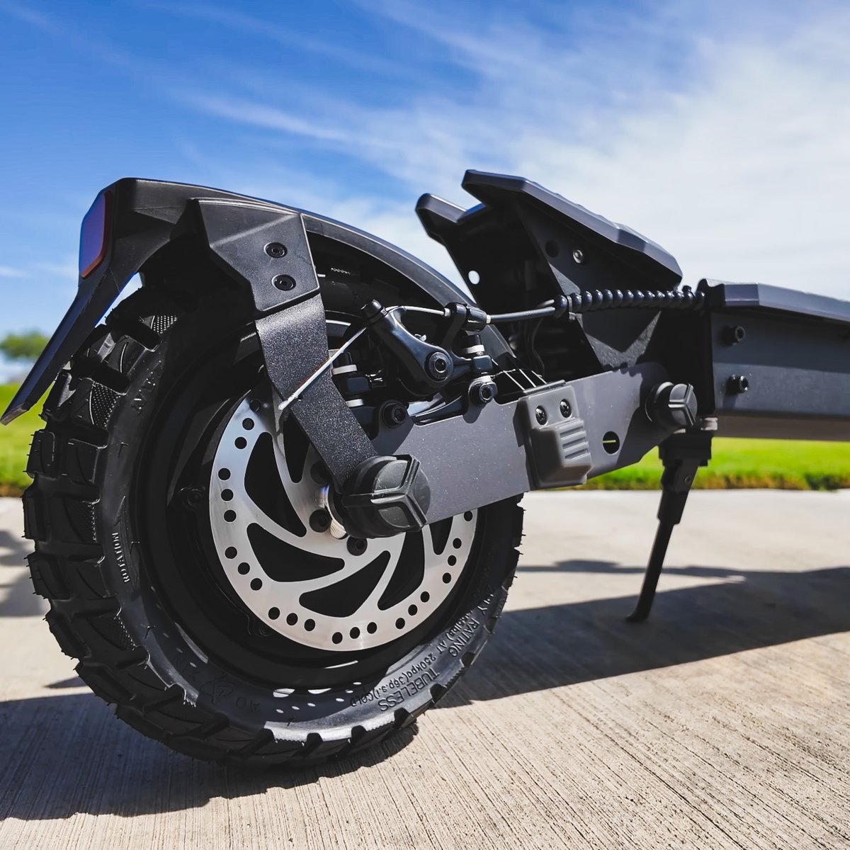 Ausomstore's tweet photo. 🛴 Ausom L1weighing in at just 27.6 kg, complete with front & rear swingarm suspension + spring dampers. Add tubeless rubber tires, and it's the reliable partner your daily commutes deserve! Who's gearing up?
#AusomL1 #LightweightPower #SmoothScoot #EScooterLife https://t.co/iRJaZ4Vw58