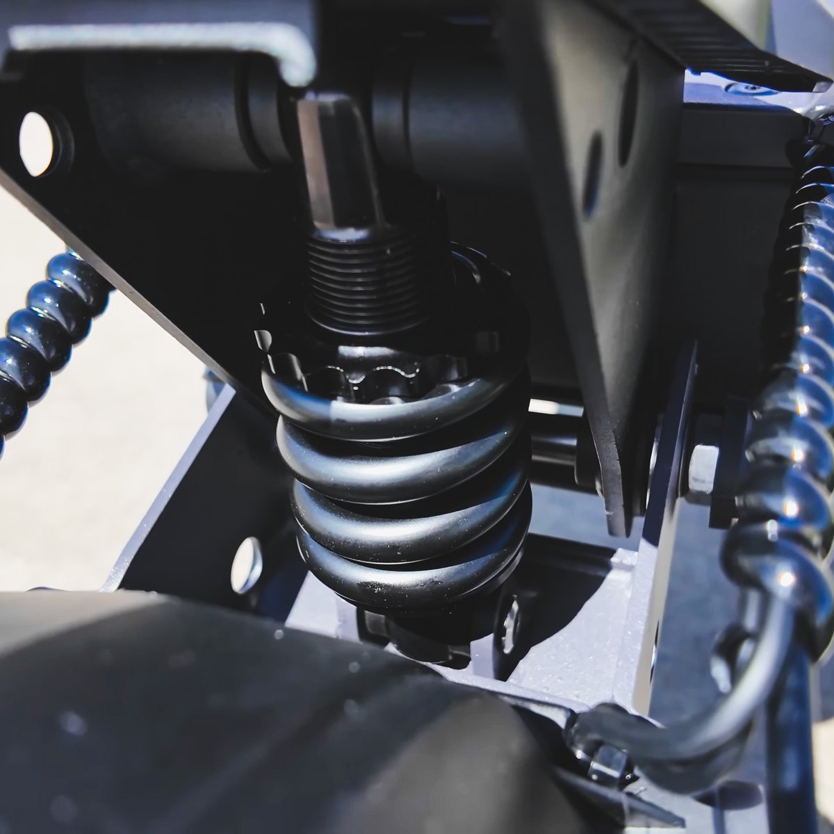 Ausomstore's tweet photo. 🛴 Ausom L1weighing in at just 27.6 kg, complete with front & rear swingarm suspension + spring dampers. Add tubeless rubber tires, and it's the reliable partner your daily commutes deserve! Who's gearing up?
#AusomL1 #LightweightPower #SmoothScoot #EScooterLife https://t.co/iRJaZ4Vw58