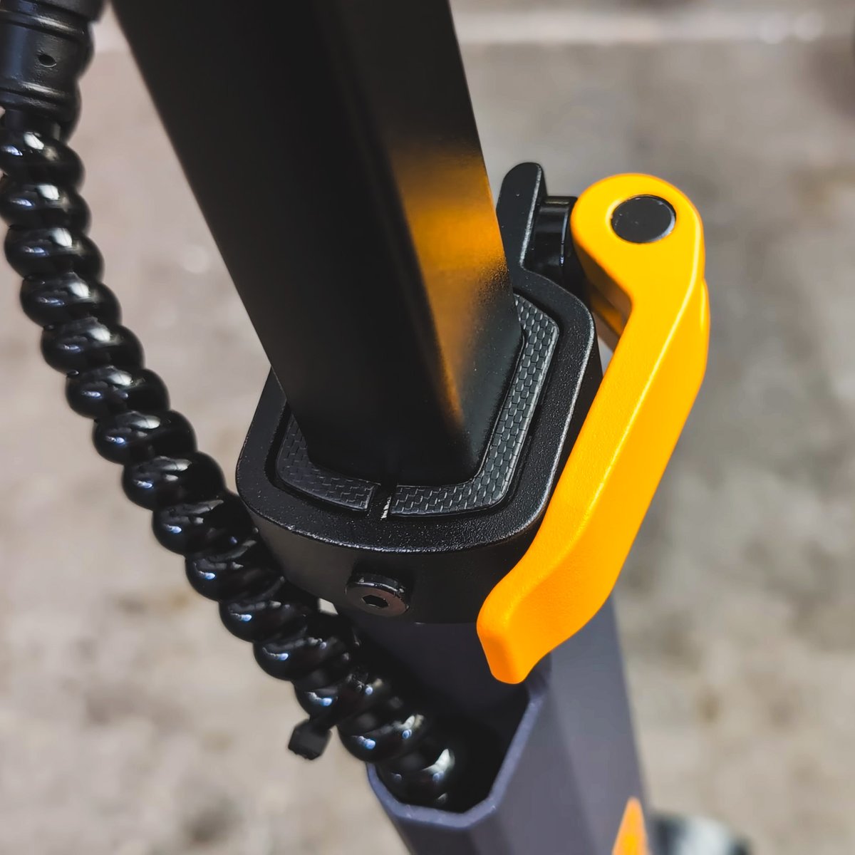 Ausomstore's tweet photo. 🛴 Ausom L1weighing in at just 27.6 kg, complete with front & rear swingarm suspension + spring dampers. Add tubeless rubber tires, and it's the reliable partner your daily commutes deserve! Who's gearing up?
#AusomL1 #LightweightPower #SmoothScoot #EScooterLife https://t.co/iRJaZ4Vw58