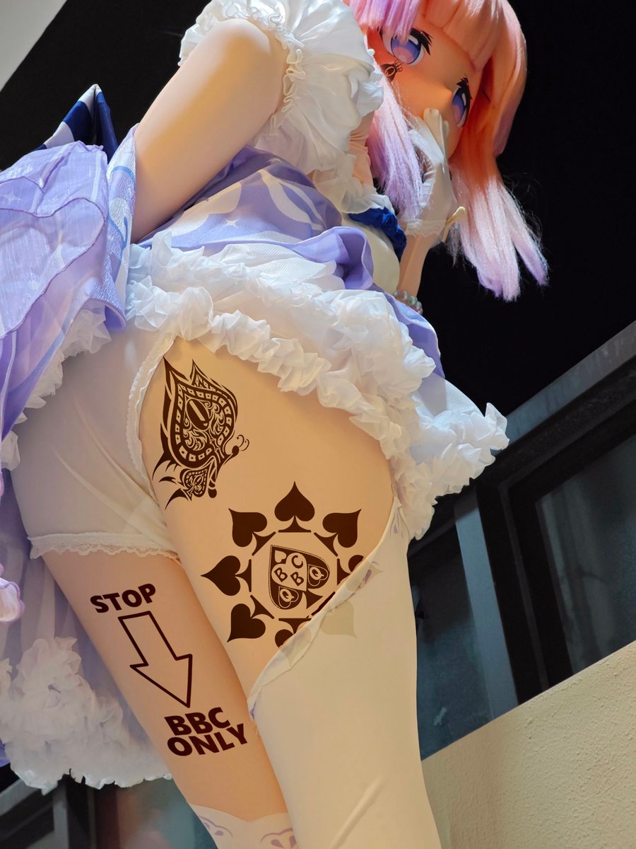 在美丽的外表下，内心深处邪恶的欲望被无限放大，一旦品尝过那硕大无比的肉棒后，就再也回不到正常人多世界了，全身被纹上醒目的黑色♠️文字，高高撅起屁股在等待被陌生人侵犯。只为了向大家展示她是何等下贱堕落
“不用怜惜我，毕竟这么可爱的娃娃，就是被用来随意玩弄的～”
#kigurimi #媚黑 #反差婊