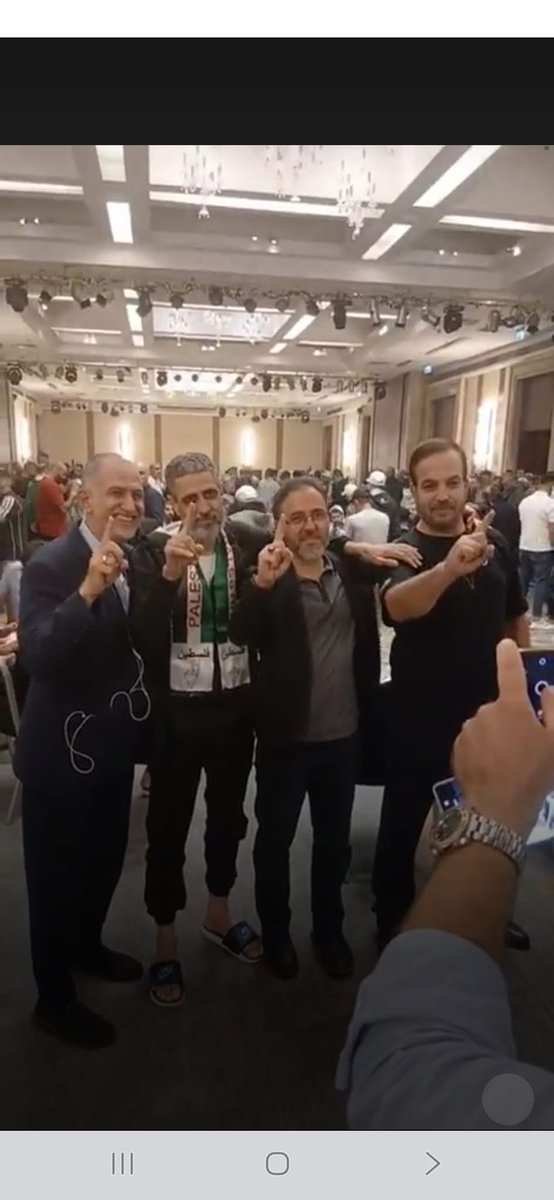 أبطال الوحدة الخاصة بكتائب القسام 

يلتقون جميعا لأول مرة منذ العام 1993 بعد أسرهم ومنع تجمعهم السجان..

 القائد محمود عيسى يلتقي بأعضاء الوحدة الخاصة ماجد أبوقطيش وموسى عكاري ومحمود عطون.