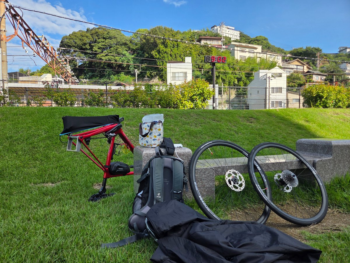 lupinthefire's tweet photo. 【しまなみ海道回顧録4】
先週の今日がしまなみデビューの日でした。初のディスク輪行だったのに手際よくできた✌(でも自転車組立場の裏で組立やってましたw)
尾道から船で向島に渡ってスタート🚴‍♂️
セットしたナビも不要なほどルートがわかりやすくて感動💕
でも景色に夢中で初日3回コースアウトした🤣 https://t.co/WBOJtcjivR