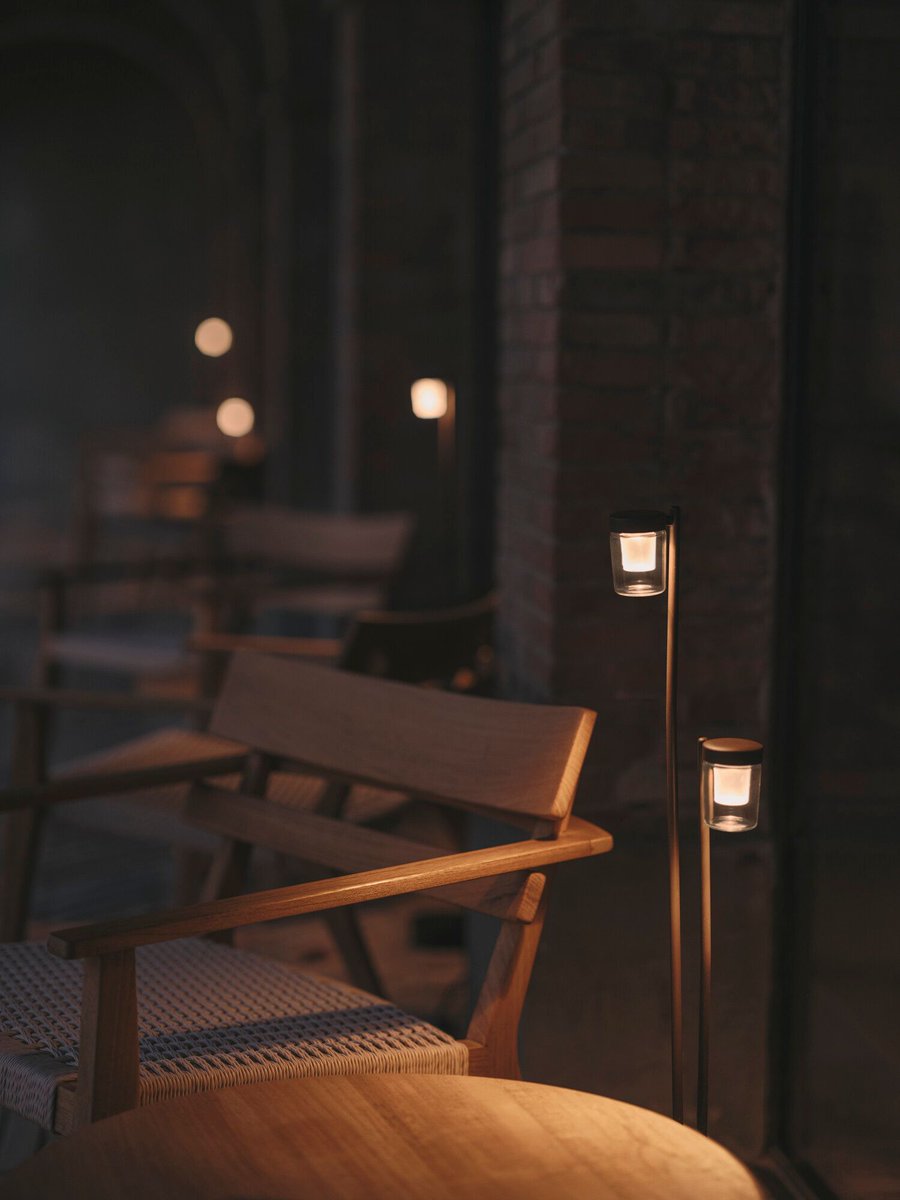 Sinia, diseñada por Artec Studio. Ligera y discreta, con una elegancia natural y acogedora. Se integra en el paisaje como una escultura silenciosa, por la noche ofrece una luz muy cálida, acompañando la intención del paisaje y adaptándose fácilmente.