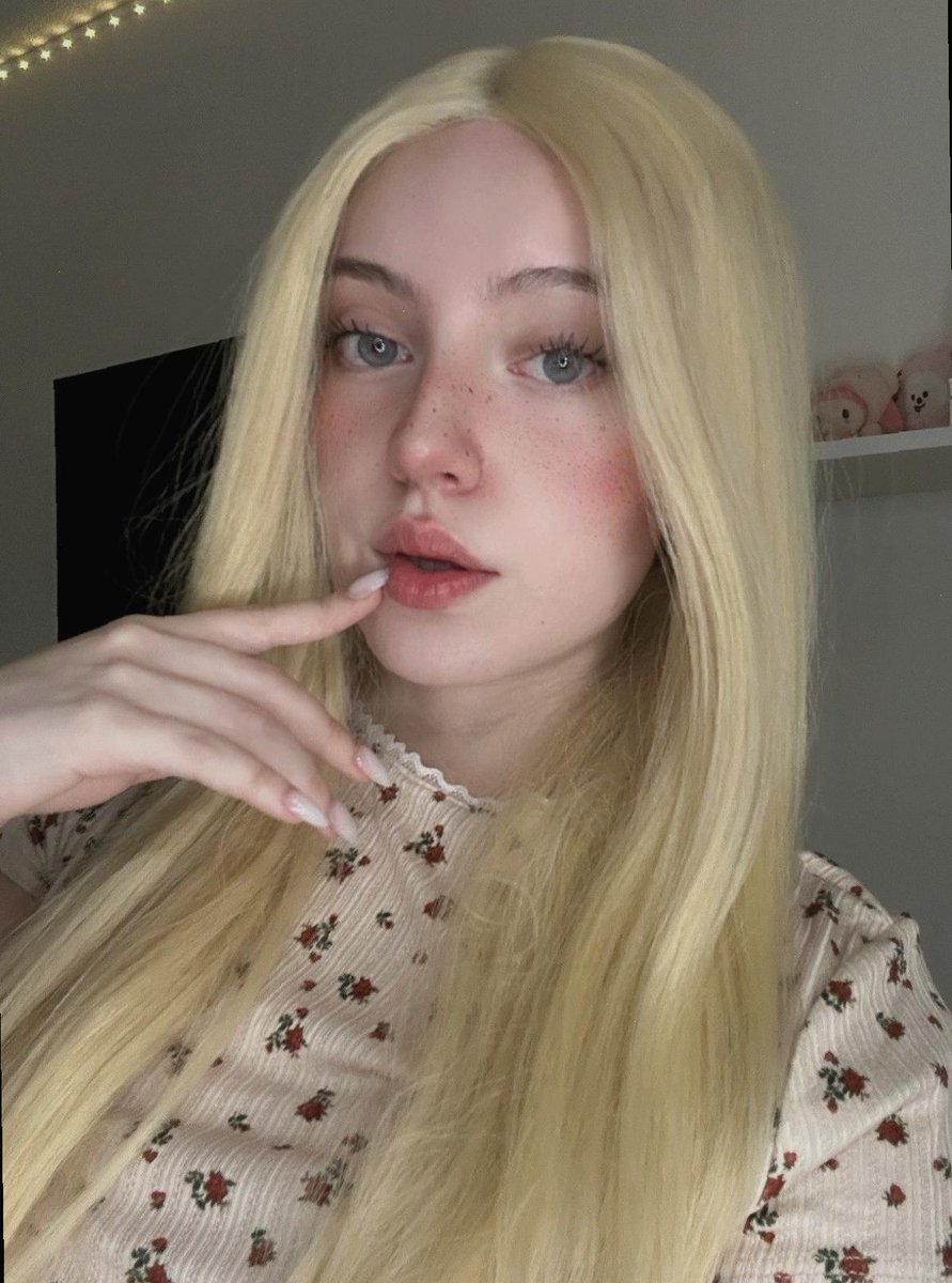 Molly Clark 🍒 tweet media