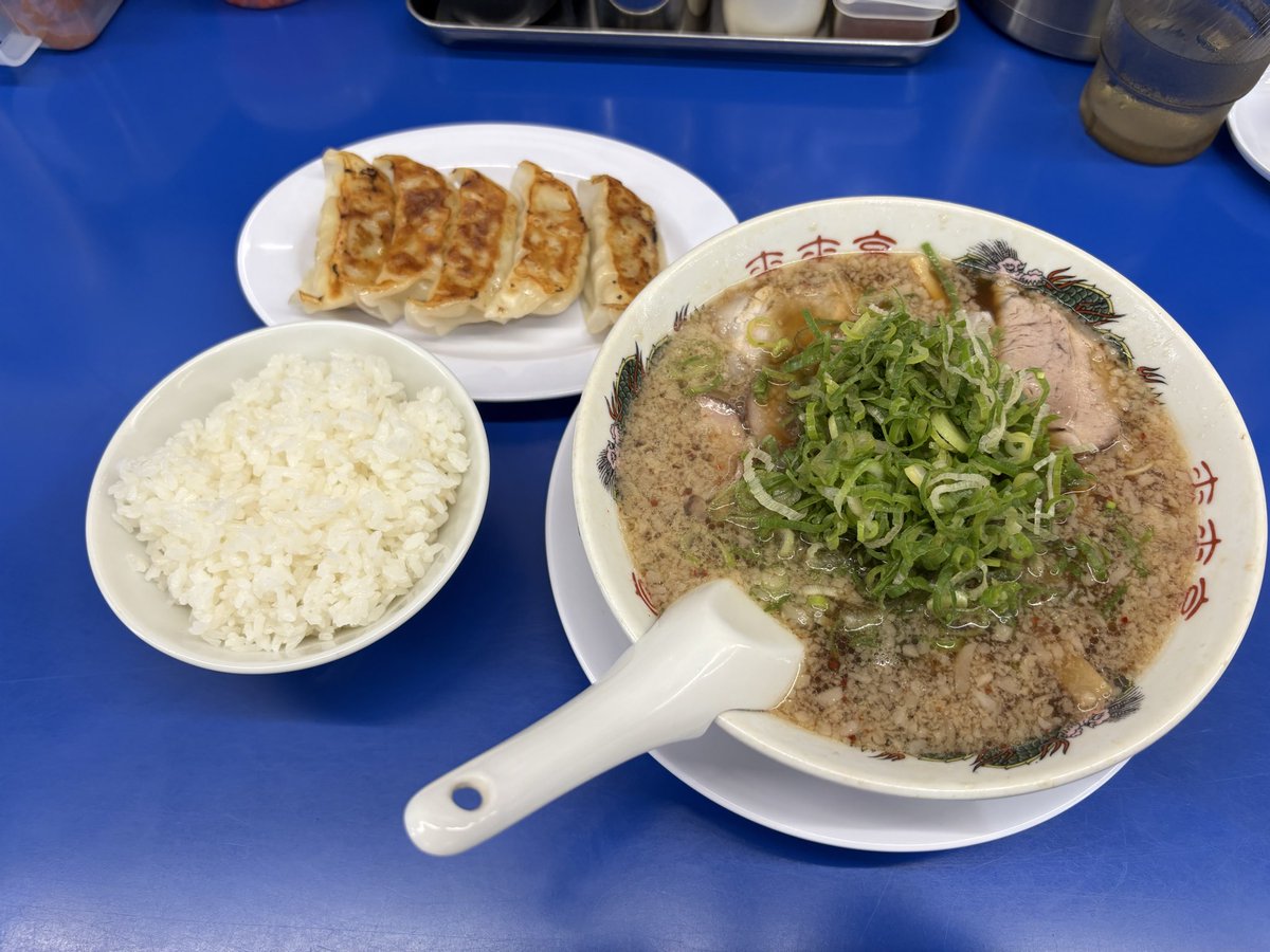 醤油系ラーメンチェーン店でランチ

【お店情報】

来来亭 那珂川店

福岡県那珂川市今光３丁目９

TEL092−952−7610

写真は、

餃子定食　１０８０円
醤油ラーメン、餃子、ライス

チェーン店の安定した味ですね。
美味しかったです。