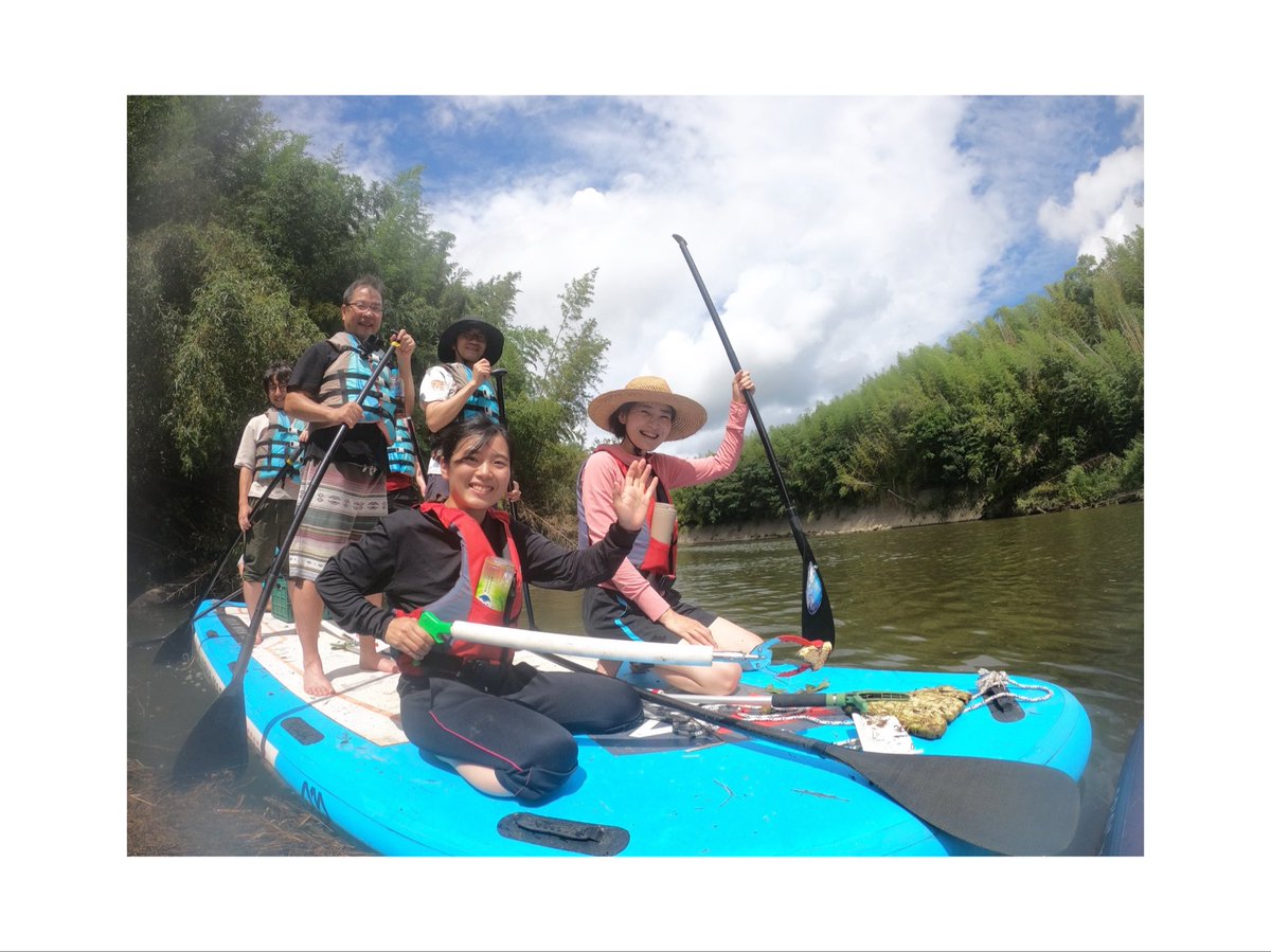 9月の活動では、いすみパドルクラブさん主催の「リバークルーズ」に参加し、SUPに乗っていすみ川のお掃除をしました。

集合写真の前に並ぶのは、その日集めたごみたち。いすみの自然を感じて、楽しみながらの清掃活動。

こうした取り組みが参加費無料で継続されているというから、本当にすごいです！