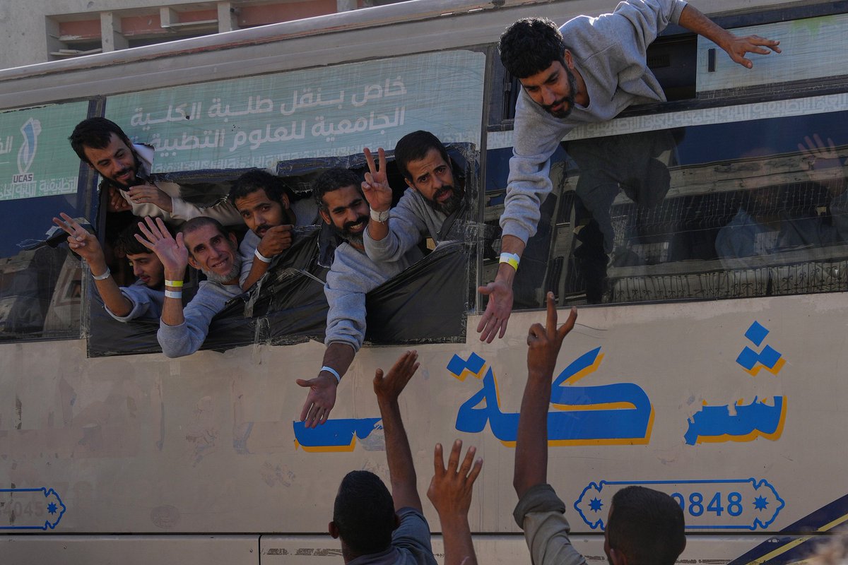 Frontlinestory's tweet photo. #FrontlineFocus: What happened with the Gaza ceasefire in the last 24 hours?

-Hamas freed the remaining 20 captives held in Gaza.
-Israeli authorities released nearly 2,000 Palestinians from prison.
-More than 20 world leaders gathered at a peace summit in Sharm el-Sheikh, Egypt, to discuss the next stages of his Gaza peace plan.
-At the summit, Egypt, Qatar, Türkiye, and the US signed a declaration as guarantors of the ceasefire agreement.
-US President Donald Trump claimed at the peace summit in Egypt that “the war in Gaza is over,” though only the first phase of an agreement has been reached.
-The ceasefire took effect on Friday, and humanitarian aid to Gaza increased over the weekend.

#Gaza #ceasefire #Israel #UnitedStates #Egypt #Palestine #Trump