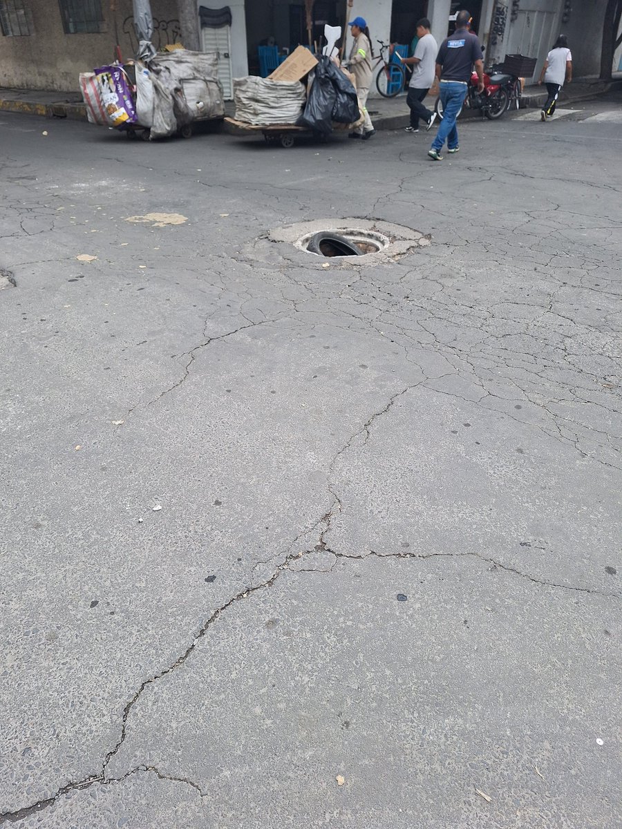 bixseo's tweet photo. De igual manera necesitamos de su apoyo por la coladera sin tapa. En Batalla de Casa Blanca en la calle 3 de junio de 1861, aún costado del altavoz de la CDMX. Gracias @Ingalfonsohern2 https://t.co/B5C8lYayBs