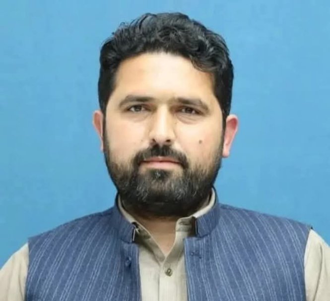 فرق صرف مونچھوں اور بالوں کا ہے ورنہ بھونکنے میں دونوں ایک جیسے ہیں 
اس لیے پریشان ہونی کی ضرورت نہیں😜🤣