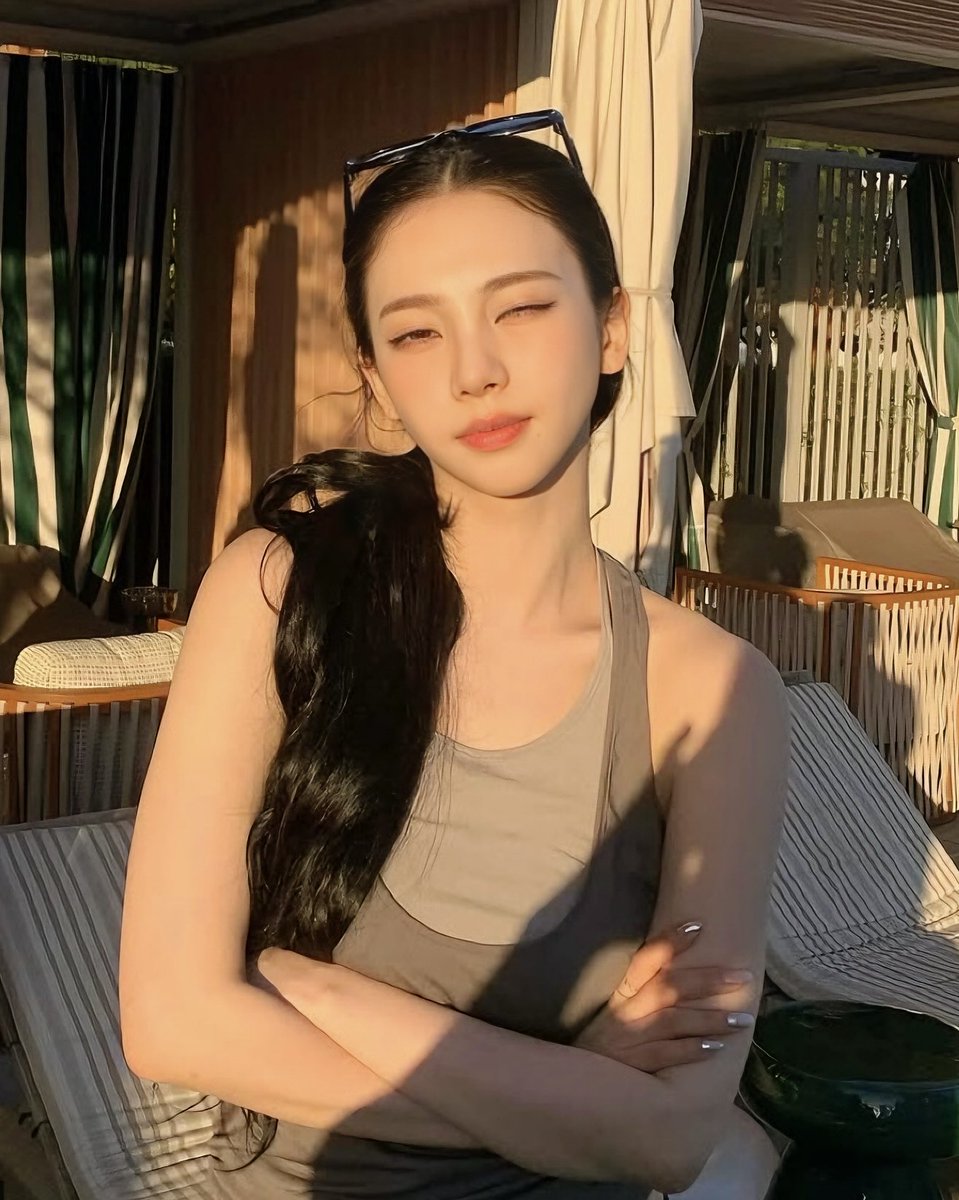 hourly karina tweet media