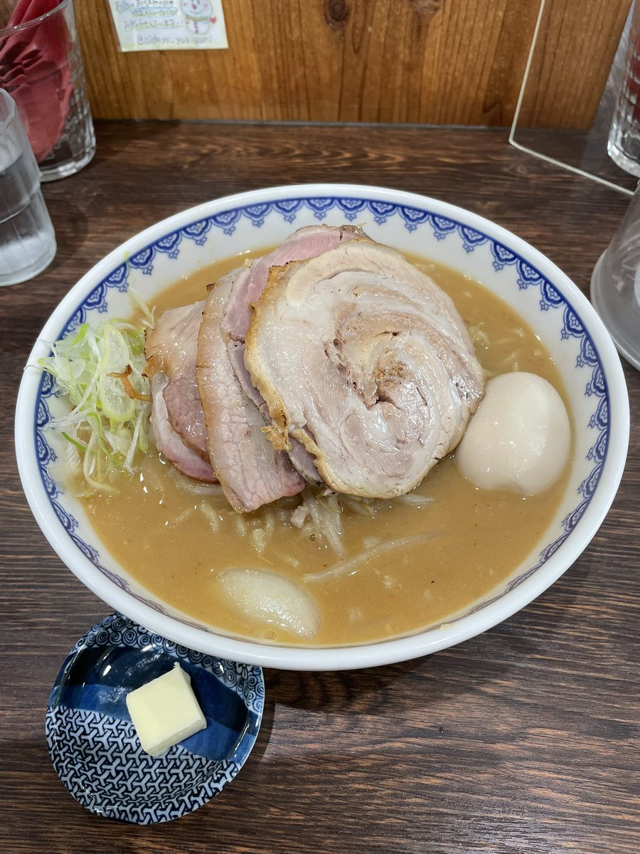 神奈川県横浜市 雪ぐにで味噌ラーメン大盛り＋チャーシュー全種＋味玉＋バターを食す❗️

遠征2軒目はこちらへ突撃🎵
やっとリベンジできた😭
芳醇な香りの味噌のコクと旨味が五臓六腑に染み渡る✨
もちプリ縮れ麺が濃厚なスープに絡んでたまらなく最高に旨し💕🤤
接客も抜群さすが名店である👏
#雪ぐに