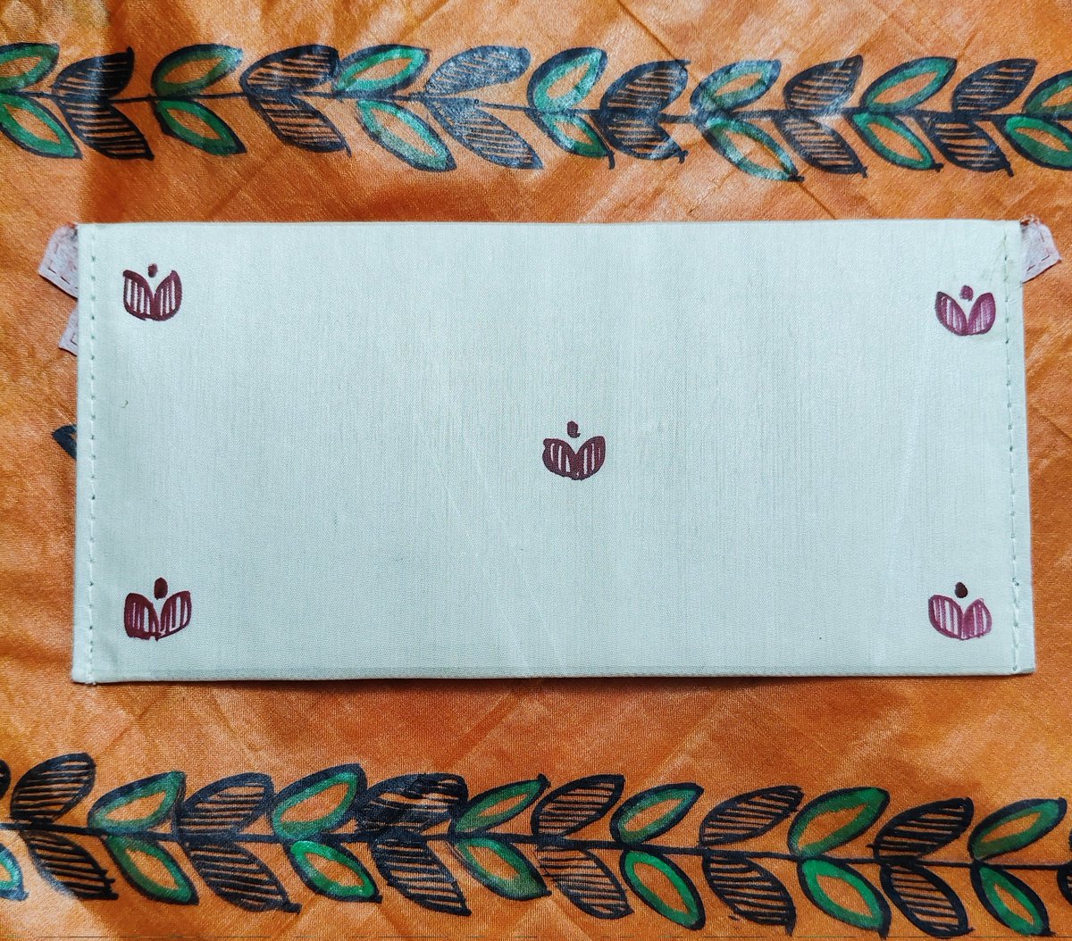 mithilakritihub's tweet photo. 🎨Artistic morning to all...be your own artist. 🕉️
🔯Shagun lifafa ( Envelope) with handmade mithilaart.
🔯🔯Material - Silk
Perfect gifting cash envelope
Enhance the way of gifting money.
#envelopes #cashenvelopes #shagun #shagunenvelopes #special #occasions #mithilaart https://t.co/9XAqmudXq4