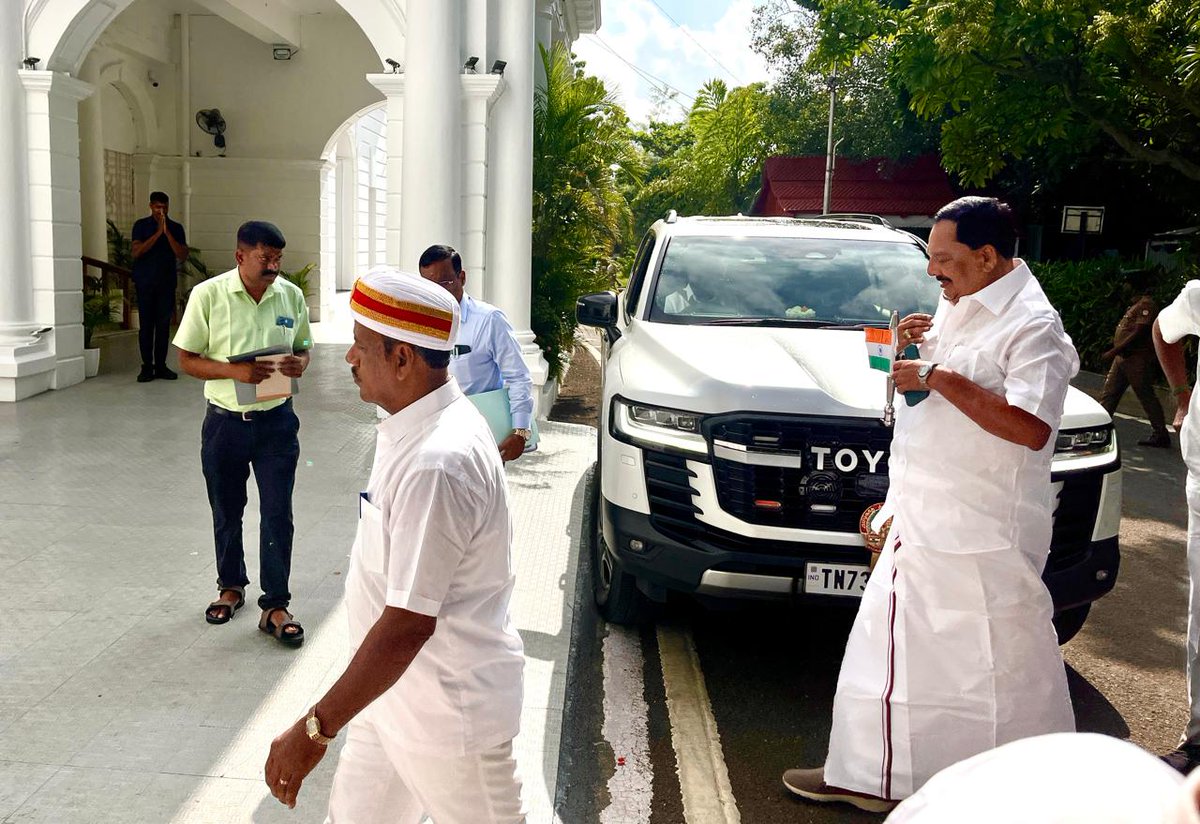 இன்று (14.10.2025) 
தமிழ்நாடு சட்டமன்ற பேரவைக் கூட்டத்தொடரில் கலந்துகொள்ள சென்ற போது.

<a href="/mkstalin/">M.K.Stalin - தமிழ்நாட்டை தலைகுனிய விடமாட்டேன்</a>