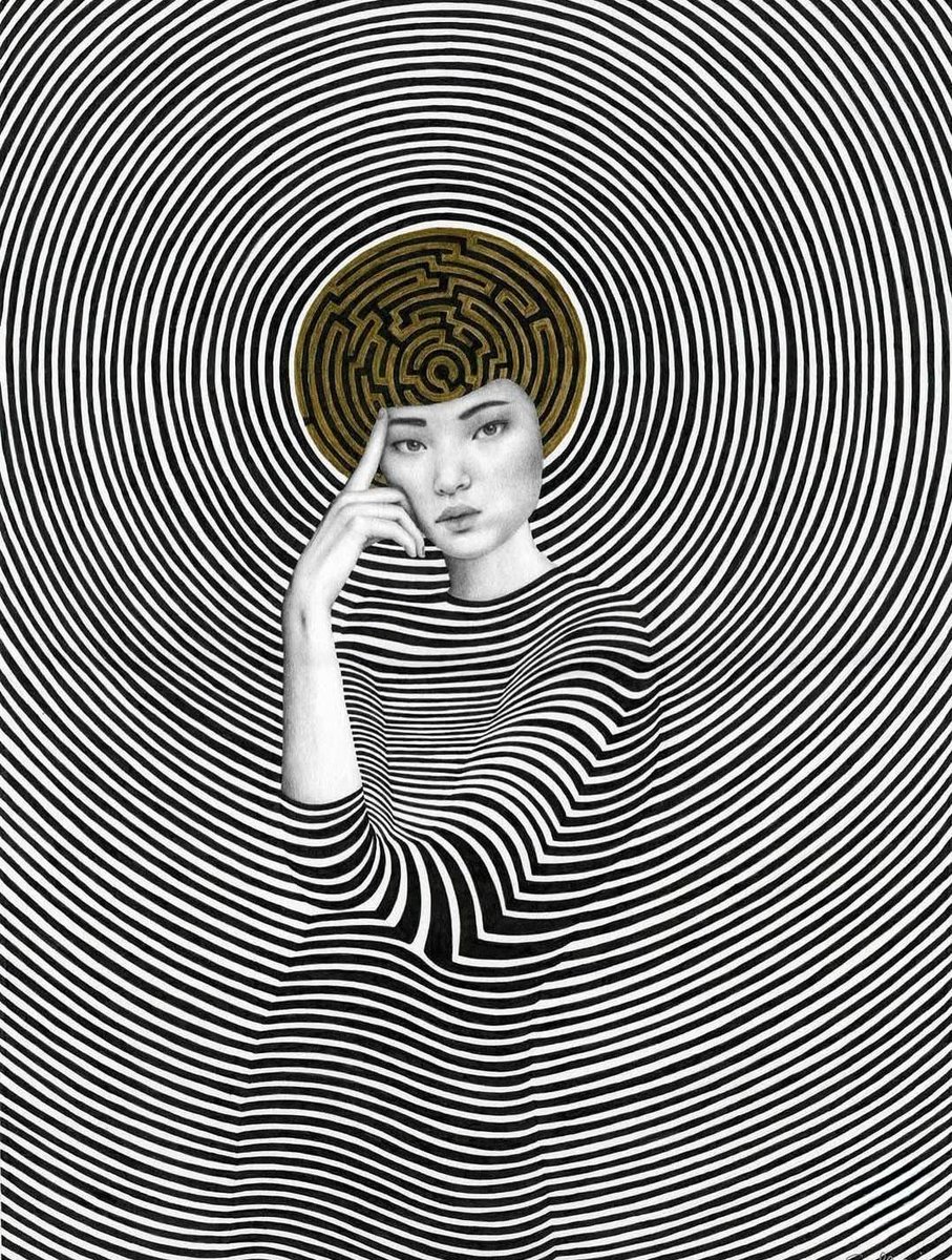 KitabAlAzif's tweet image. “El laberinto no nos confunde: nos enseña a caminar en círculos hasta comprender que el regreso es también una forma de avance.”
— Jeff Saward, “La Historia del Laberinto”