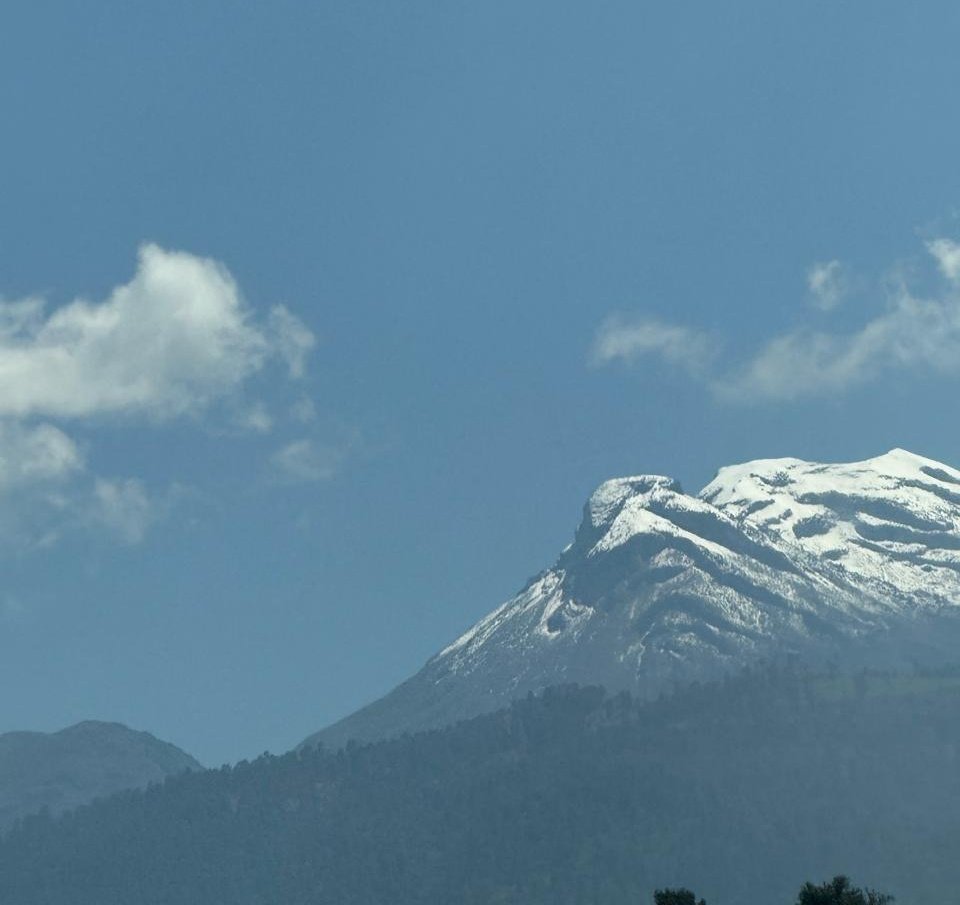 Hoy llegando a Puebla  el Iztaccíhuatl 

¡Qué hermosa postal!

#buenasnochesatodos