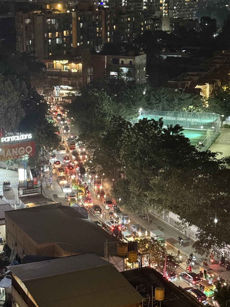 JayawantTewari's tweet photo. @bellandurutrfps @blrcitytraffic @CivicOp_india @BellandurJothge @GBAChiefComm @kiranshaw @TVMohandasPai @DKShivakumar @RahulGandhi @ArvindLBJP @Tejasvi_Surya @PriyankKharge completely standstill traffic. Day or night the scene is the same. #GearSchool Road. https://t.co/MiuGLm58E1