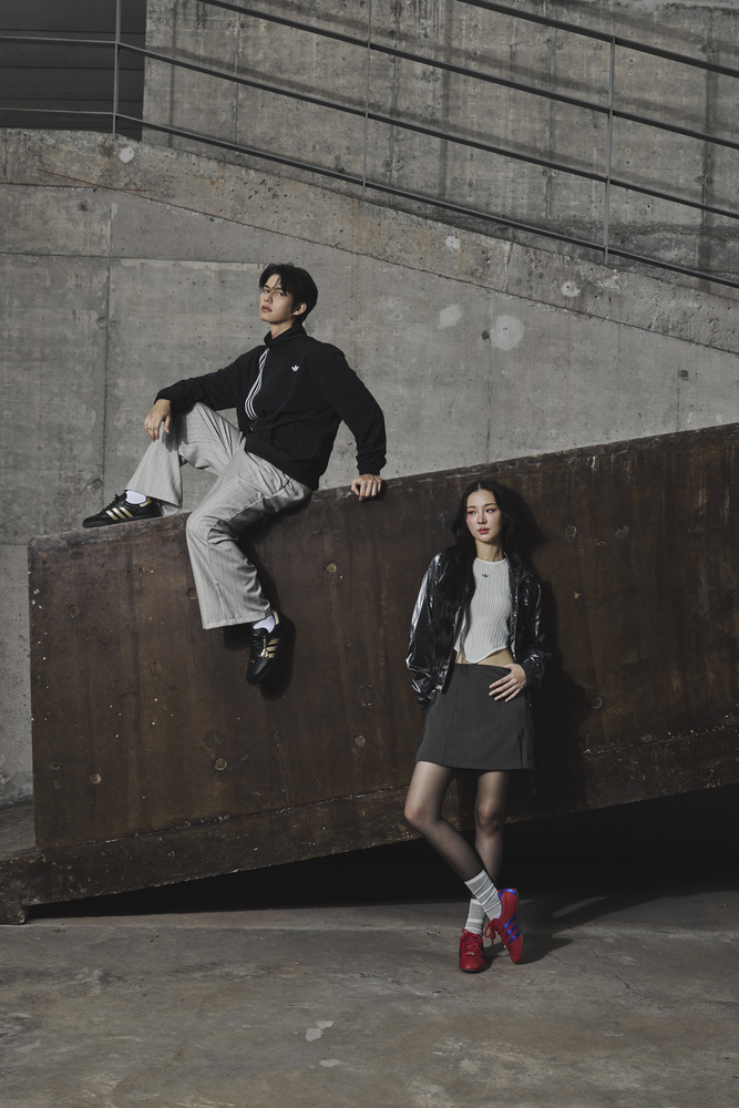 Kazzmagazine's tweet image. จากสังเวียนการต่อสู้ สู่โลกแห่งสตรีทแฟชั่น! &quot;ไบร์ท - ต้าเหนิง&quot; #bbrightvc #thanaerngin ร่วมเผยโฉมคอลเลกชันสนีกเกอร์รุ่นลิมิเต็ดจาก ADIDAS ประจำฤดูใบไม้ร่วง/ฤดูหนาว 2025 นำแรงบันดาลใจจาก “มวยไทย” ศิลปะการต่อสู้ และมรดกทางวัฒนธรรมของประเทศไทยมาถ่ายทอดผ่านสองโมเดลไอคอนิกอย่างรุ่น…