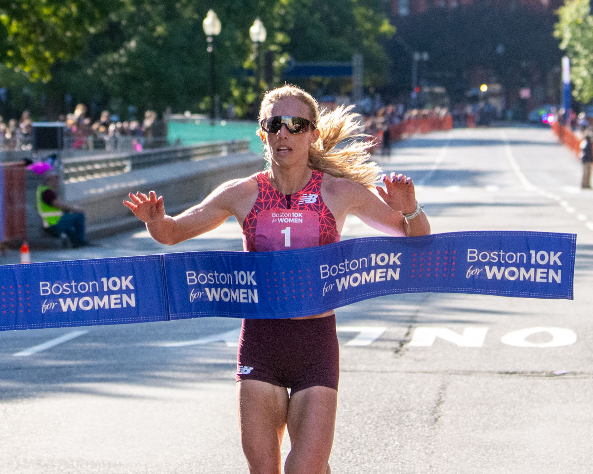 RunBlogRun's tweet image. Emily Sisson Sets Event Record and Wins the 2025 Boston 10K for Women runblogrun.com/2025/10/emily-… , photos by Conventures, #Boston10kforWomen, #EmilySisson, #Conventures, #NewBalance,