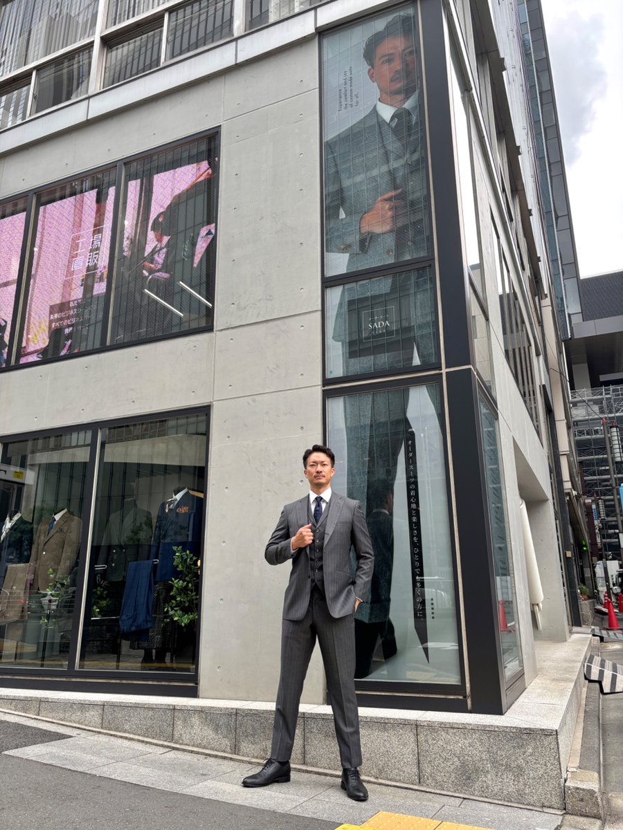 新店舗にやってきた岸上さん！
看板と一緒に🫶