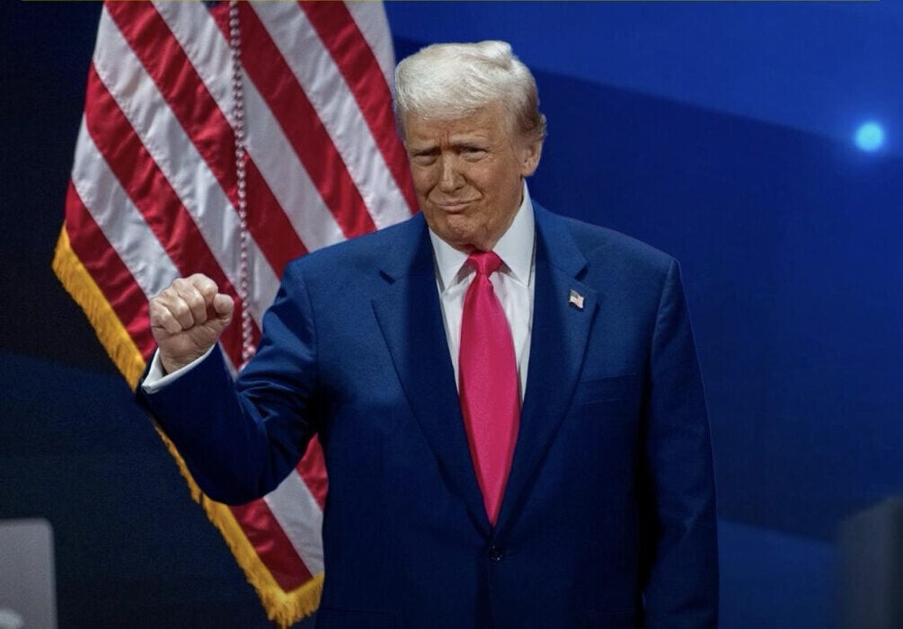 CelebrityInsid3's tweet image. Trump's Navy tribute ignites a firestorm of reactions—from fierce support to heated criticism! The comments explode with debates on faith, politics, and more. What do you think about the divided response? #Trump #Navy250 #PoliticalFirestorm