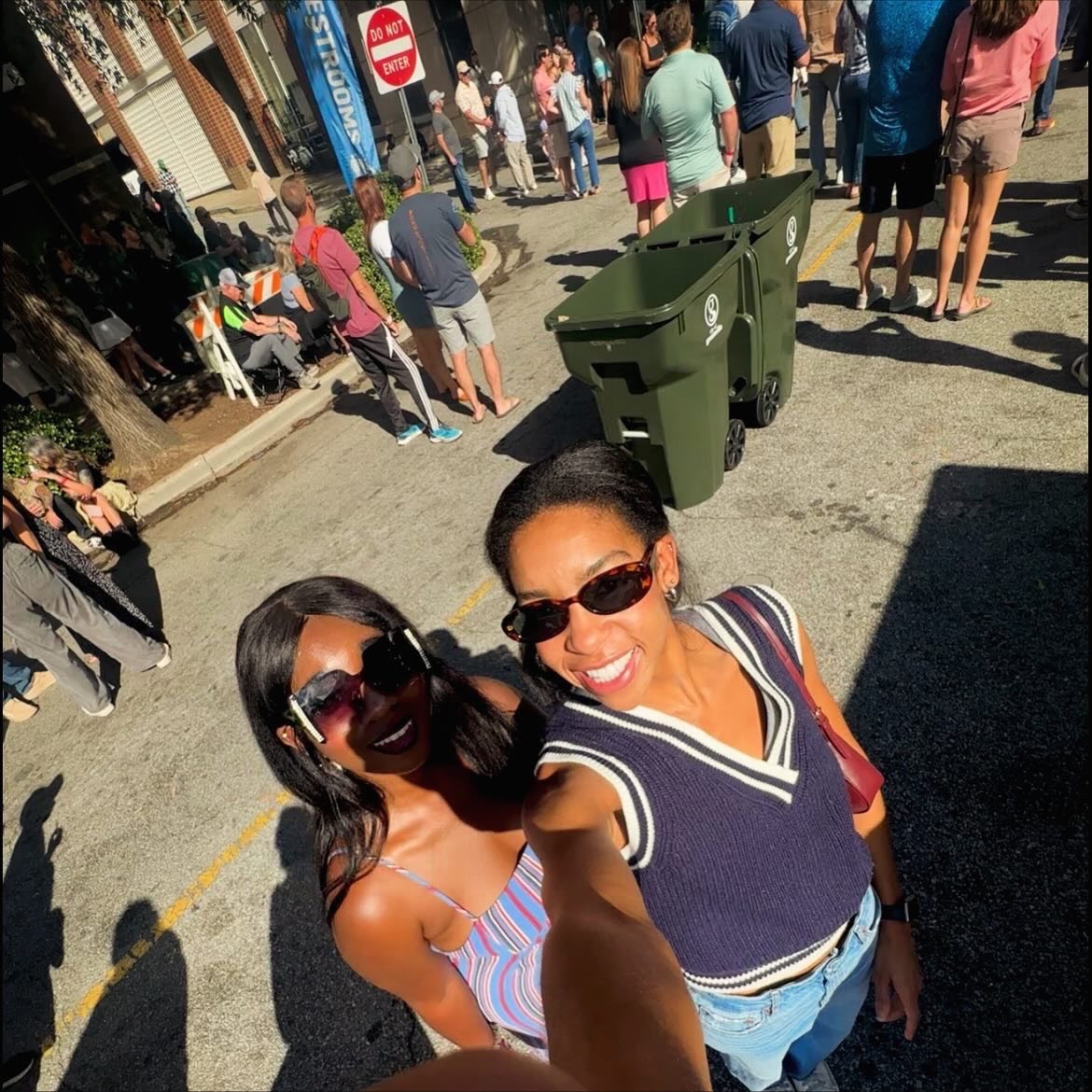 simonejnews's tweet image. Sun, music, repeat. 🎼 🔁🫶🏾
Fall for Greenville front row energy. 💥 
#FallforGreenvilleFestival #BankofAmericaFallforGreenvilleFest #fallingforfall #downtownGreenville #Upstate #festivalfashion #musictherapy #goodvibes #goodtimes #dancefirstthinklater