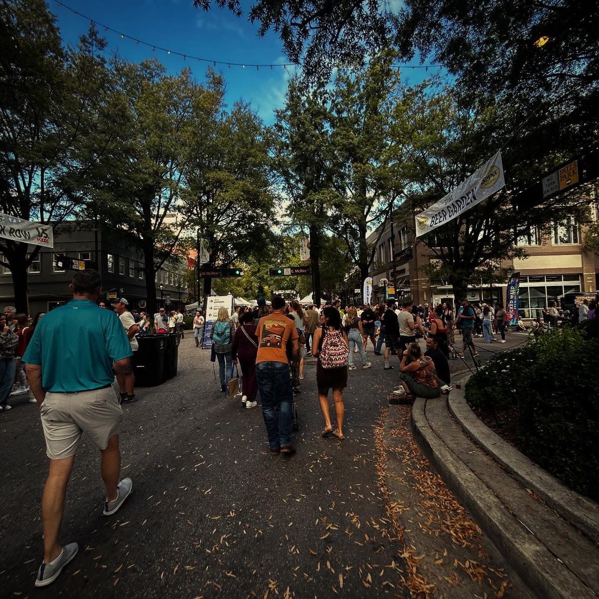 simonejnews's tweet image. Sun, music, repeat. 🎼 🔁🫶🏾
Fall for Greenville front row energy. 💥 
#FallforGreenvilleFestival #BankofAmericaFallforGreenvilleFest #fallingforfall #downtownGreenville #Upstate #festivalfashion #musictherapy #goodvibes #goodtimes #dancefirstthinklater