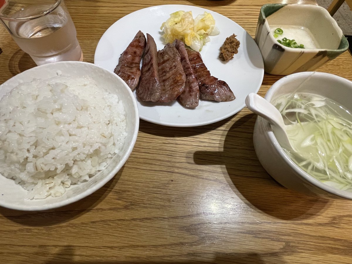 牛タンがいきなり「おはようの声はしゃぐ笑顔もその全てがもう──」って歌い出して普通にびっくりした